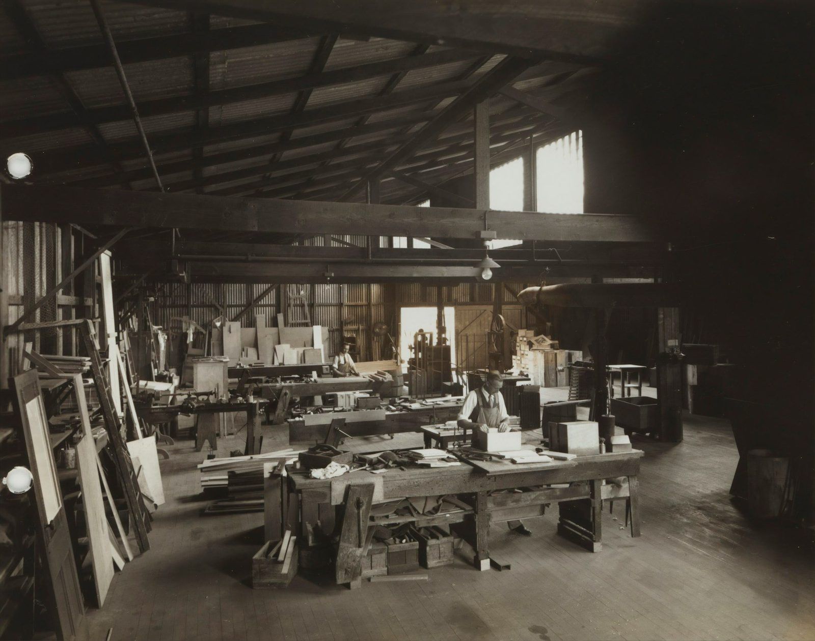 Taller antiguo con mesas de trabajo y luz natural