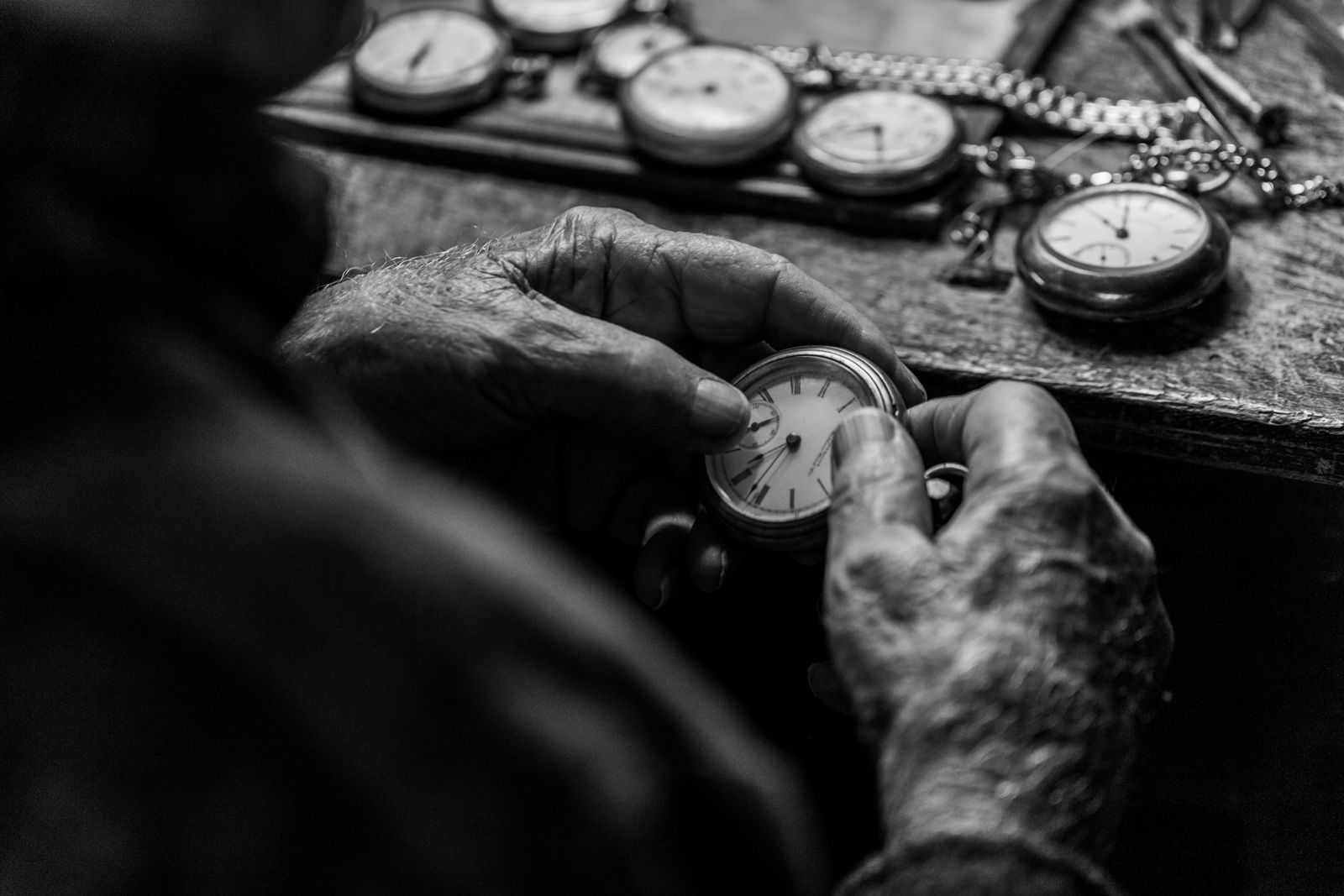 Manos de una persona mayor sosteniendo un reloj de bolsillo