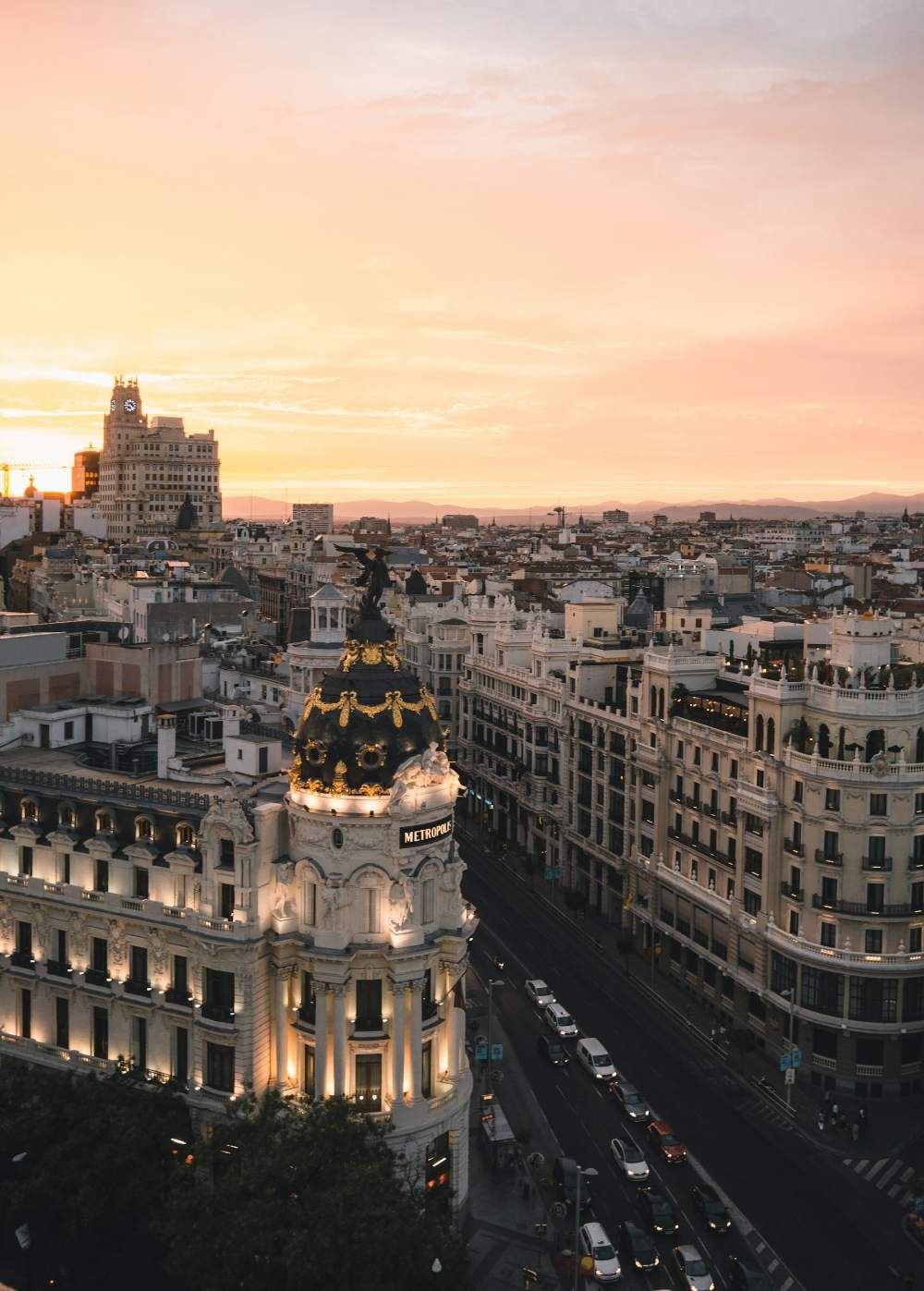 Edificio Metrópolis y la calle de Alcalá, Madrid