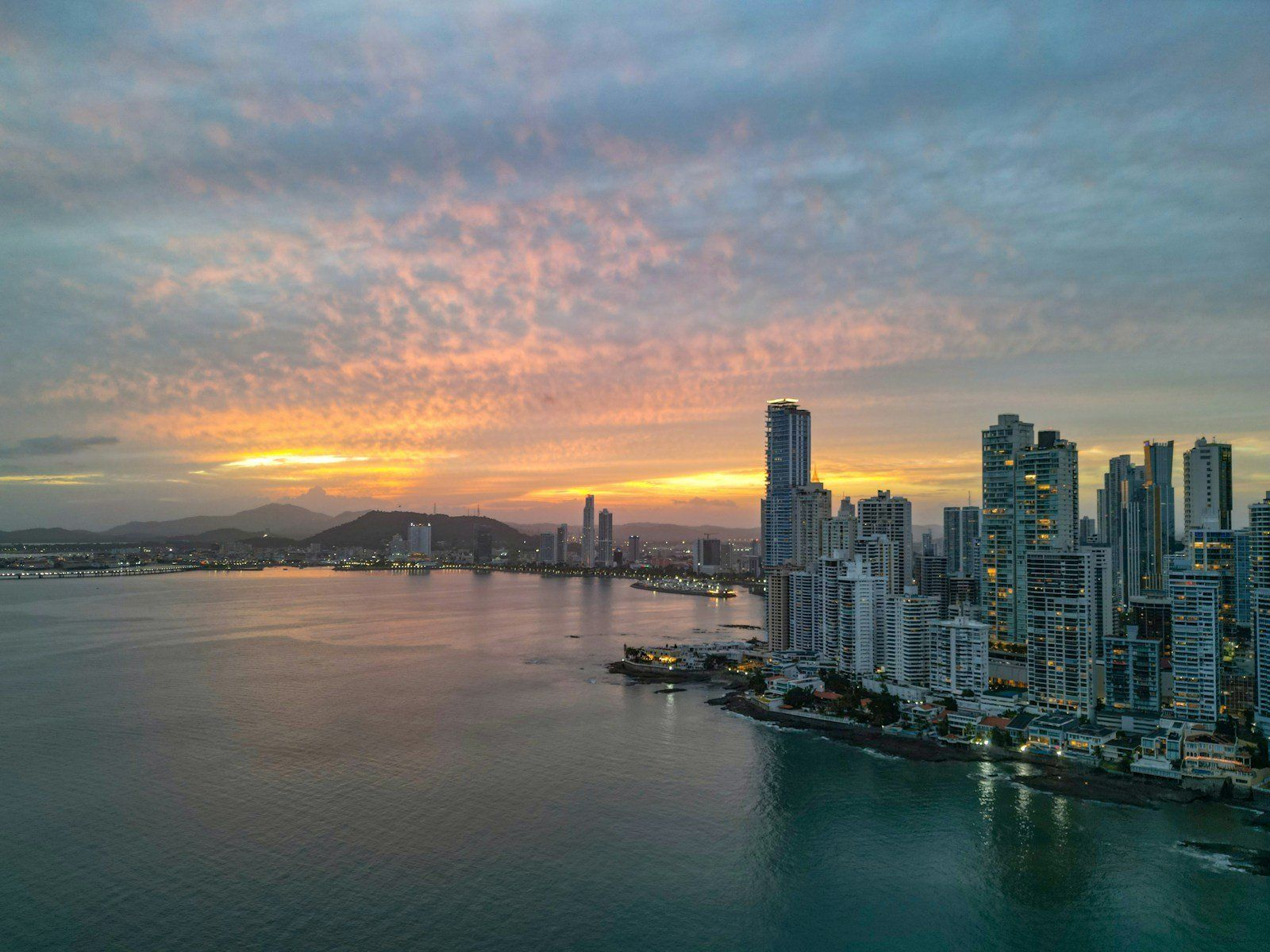 Costa de Ciudad de Panamá al atardecer