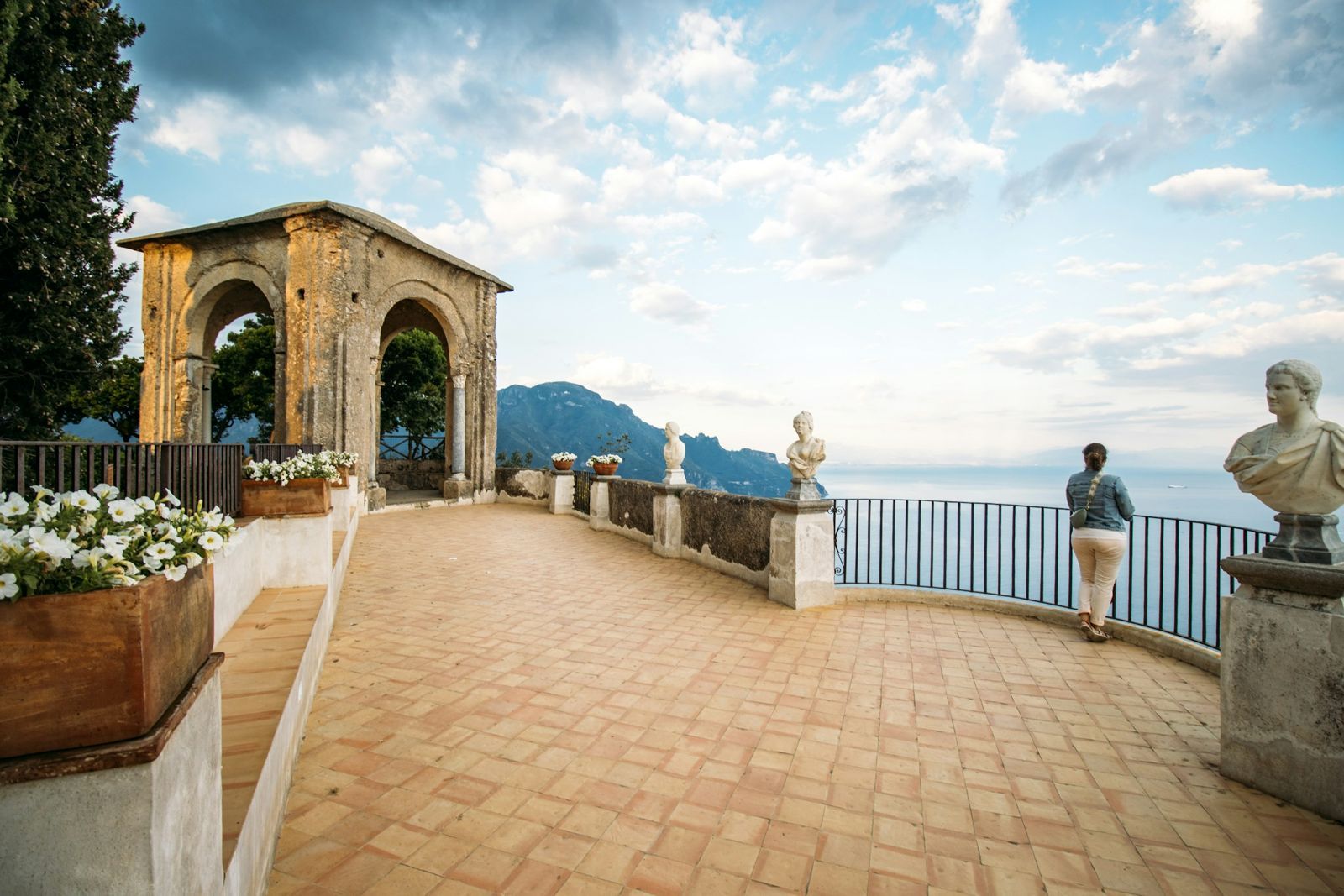 Terraza sobre la costa con vistas al mar